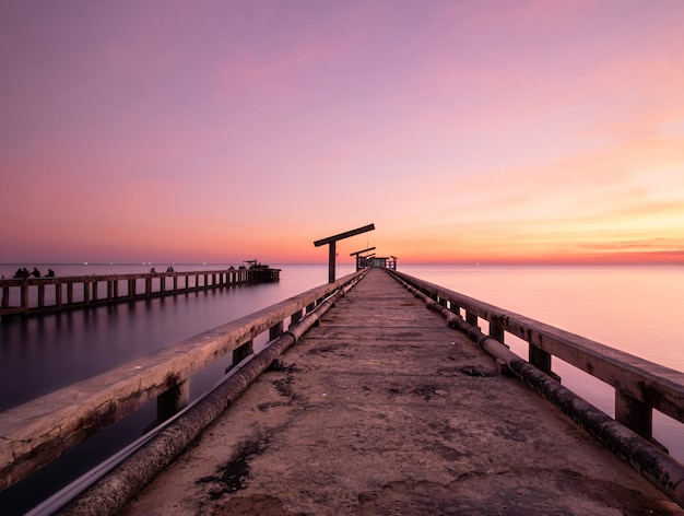 Molo del bacino al mare nel cielo al tramonto