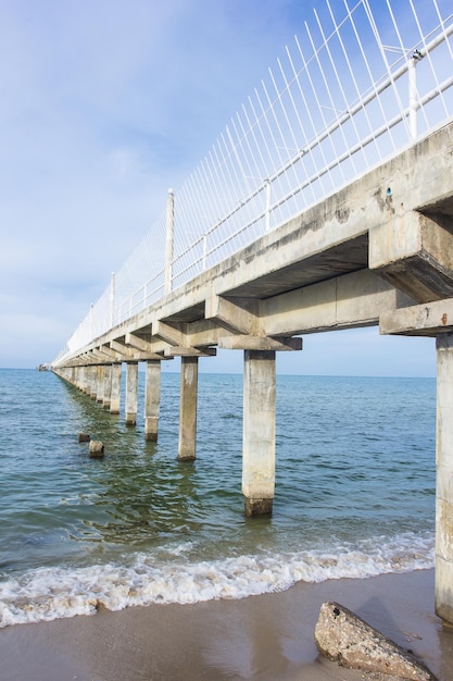 Molo del ponte che si estende nel mare