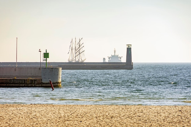 Molo del porto con faro