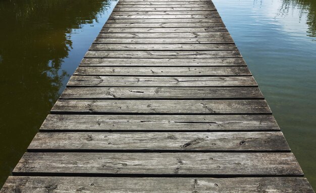 Molo della vecchia tavola sulla superficie dell'acqua