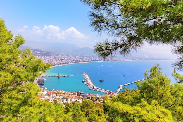 Molo di Alanya, vista dalla verde collina vicino al Castello di Alanya, Turchia.