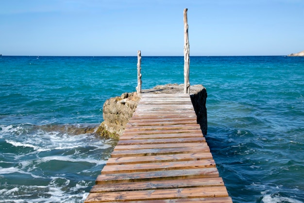 Molo di legno a Hort Cove e Beach Ibiza Spagna