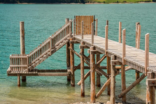 Molo di legno in mare