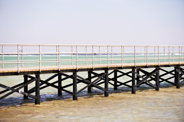 Molo di legno lungo sul Mar Rosso