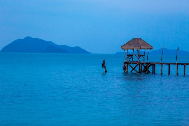 Molo di legno su un'isola tropicale