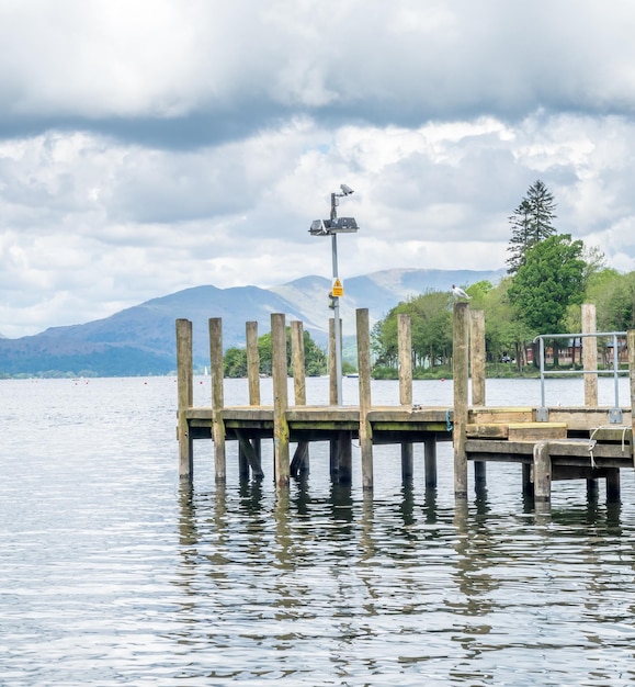 Molo di legno sul lago