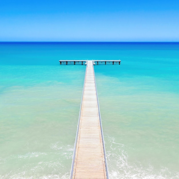 Molo di legno verso la prospettiva del mare Vista dall'alto