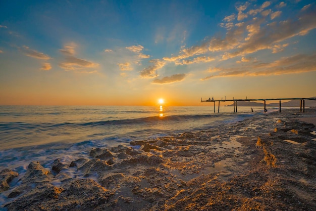 molo e mare incontro con il tramonto