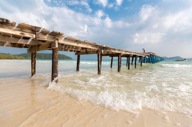 Molo e piccola barca all'isola di Koh Rong Cambogia sud-est asiatico