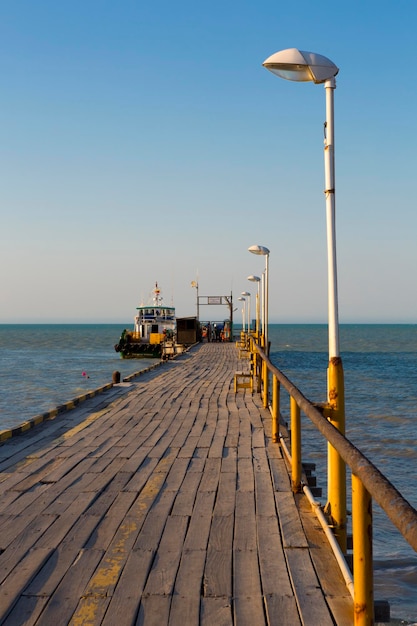 Molo in legno a la Riohacha con peschereccio Colombia