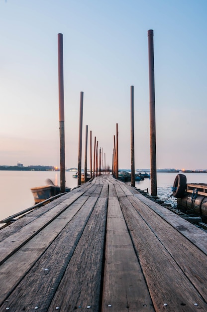 Molo in legno a livello di superficie sul lago