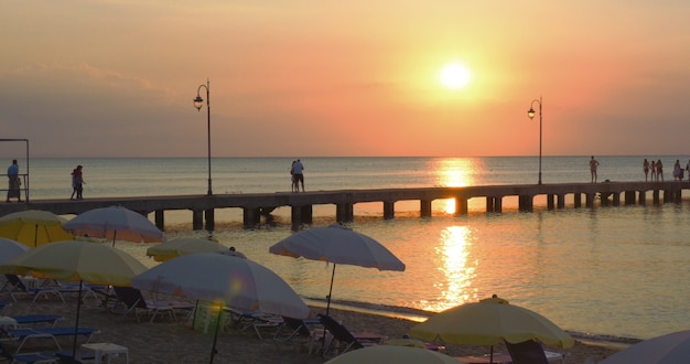 Molo in un resort sulla spiaggia al tramonto