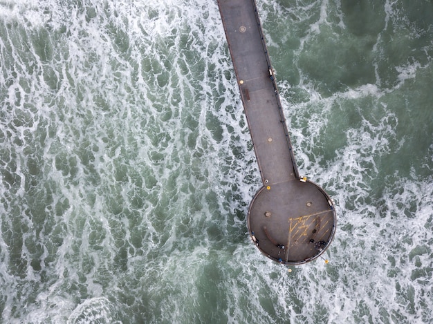 molo nel mezzo dell'oceano ruvido bird eye prospettiva ripresa aereachristchurchnuova zelanda