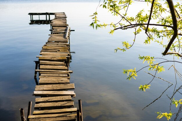 molo, panton piattaforma in legno in riva al fiume.