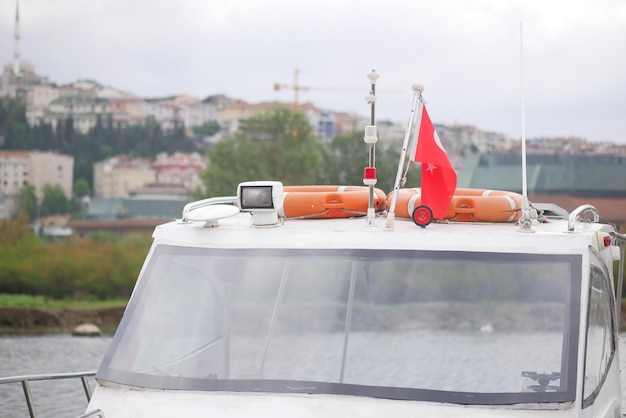 Molo per barche sul fiume a Istanbul