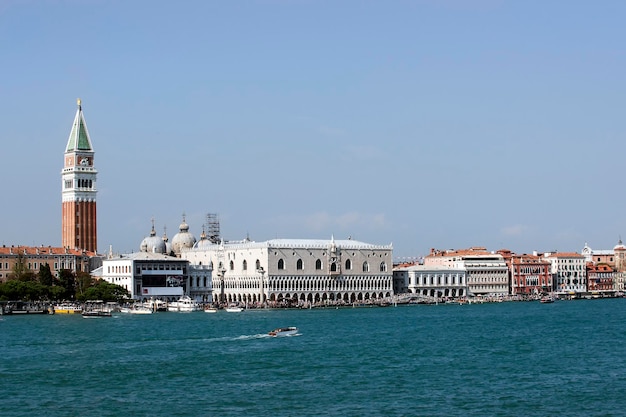 Molo Schiavoni, palazzo ducale, campanile di San Marco, statua del leone di San Marco e traffico d'acqua in estate Venezia