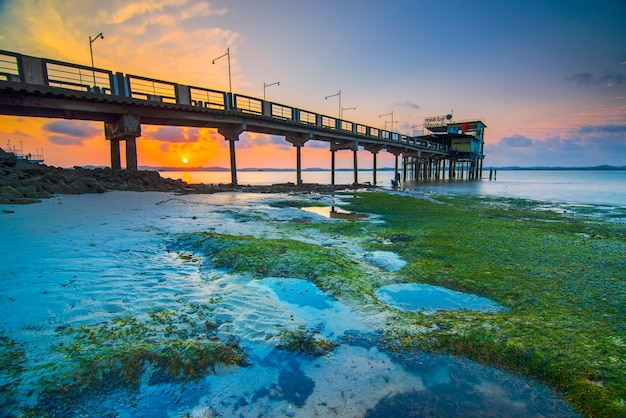 molo sulla spiaggia di Ocarina sull'isola di Batam all'alba