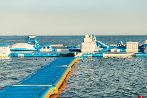 Molo trainato per moto d'acqua su sfondo blu del mare