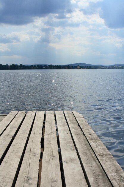 Molo vuoto nel lago calmo