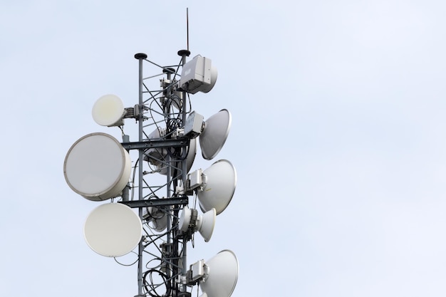 Molte antenne televisive contro il cielo