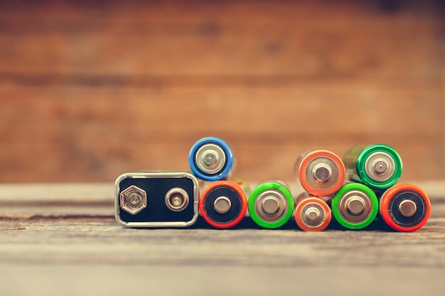 Molte batterie su legno vecchio