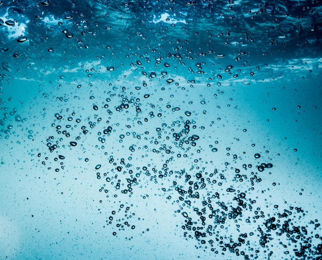 Molte bolle in acqua si chiudono, onda d'acqua astratta con bolle