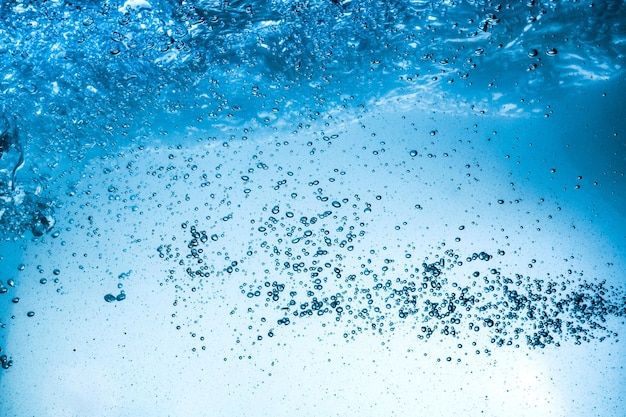 Molte bolle in acqua si chiudono, onda d'acqua astratta con le bolle