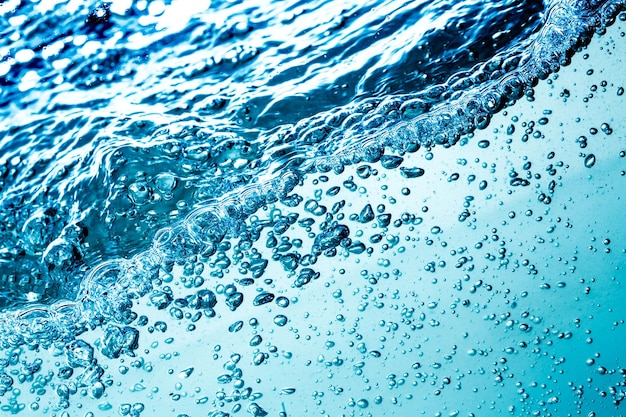 Molte bolle in acqua si chiudono, onda d'acqua astratta con le bolle