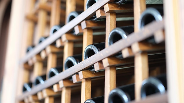 Molte bottiglie di vino in primo piano della cantina