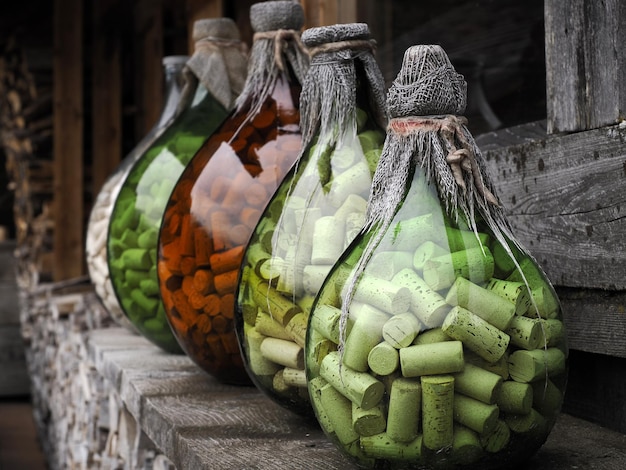 molte bottiglie di vino sughero all'interno del vaso di vetro dettaglio