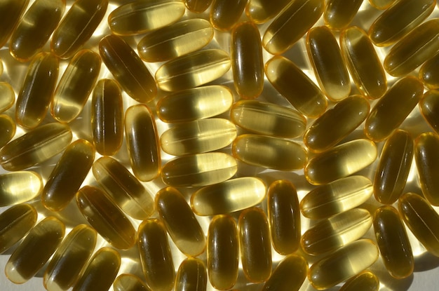 Molte capsule di omega 3 si chiudono sullo sfondo