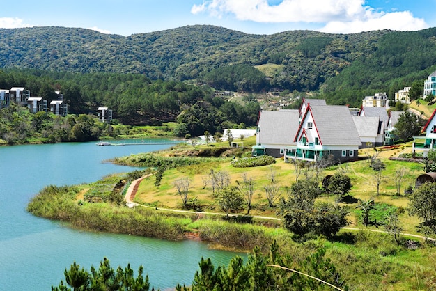 Molte case simili contro il lago e le montagne in Da Lat Vietnam