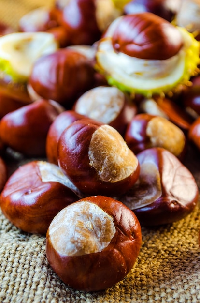 Molte castagne close-up su un tavolo in autunno