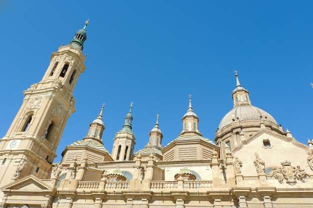 Molte cupole della chiesa cattolica di El Pilar in colori caldi nel centro di Saragozza Aragona Spagna