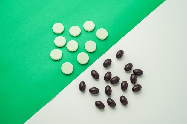 Molte diverse pillole per compresse su sfondo colorato, disposizione piatta, con spazio per la copia.