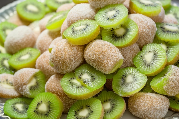 Molte fette di frutta di kiwi candita