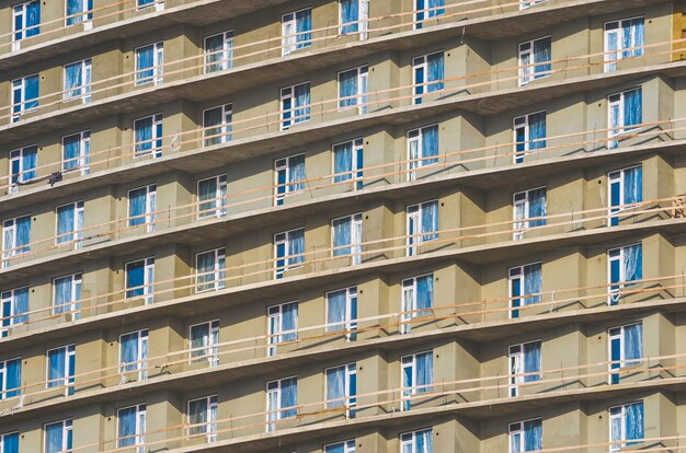 Molte finestre e balconi nella casa in costruzione.