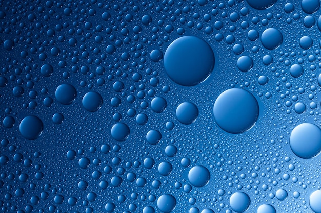 Molte gocce d'acqua effetto loto su sfondo blu