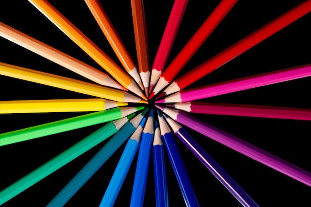 Molte matite colorate differenti hanno riflesso sul nero