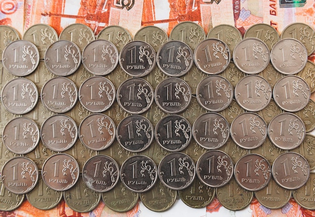 Molte monete da 1 rublo giacciono sul denaro russo