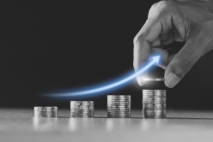 Foto molte monete sono raggruppate insieme e ci sono grafici digitali sulla crescita finanziaria.