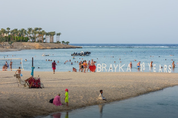 Molte persone al mare e al mare in vacanza