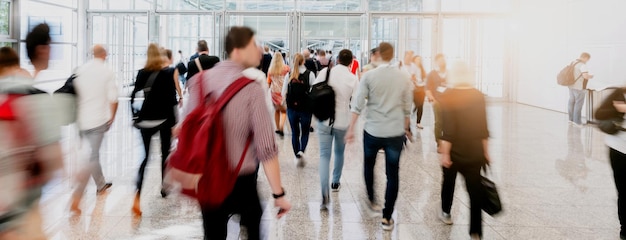 Molte persone anonime in cammino verso la Messa