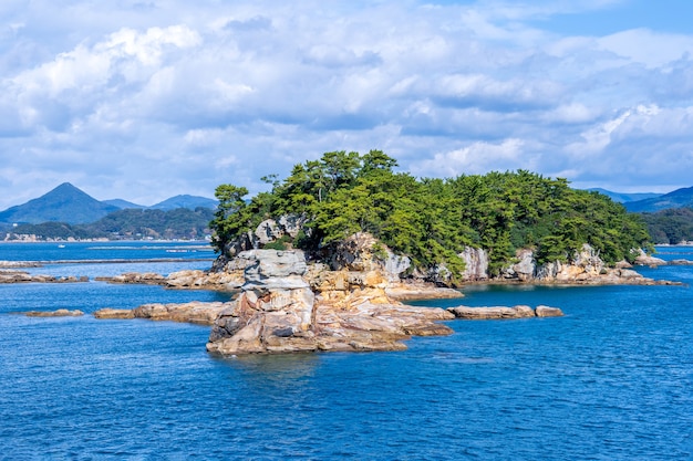 Molte piccole isole sopra l'oceano blu in una giornata di sole, famoso isolotto di resort sul mare di perle di Kujukushima (99 isole) nel Parco Nazionale Sasebo Saikai, Nagasaki, Kyushu, Giappone