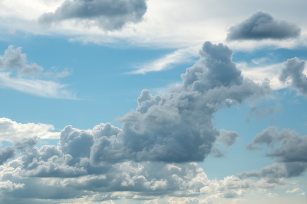 Molte piccole nuvole nel cielo blu. Nuvoloso estivo. Nuvole bianche che galleggiano nel cielo.