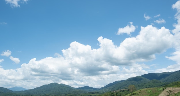 Molte piccole nuvole nel cielo bluSummer nuvolosoNuvole bianche che galleggiano nel cielo