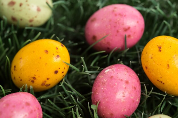 Molte piccole uova di Pasqua nell&#39;erba