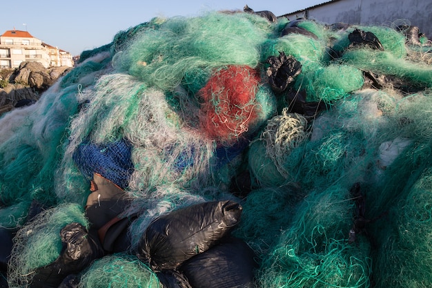 Molte reti da pesca usate in attesa di essere riciclate Rifiuti dell'industria della pesca