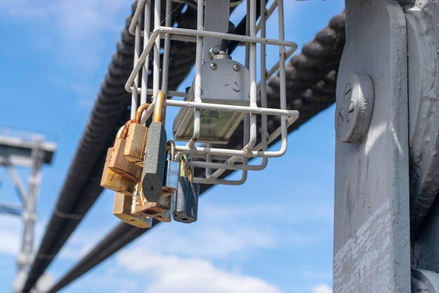 Molte serrature d'amore sul ponte