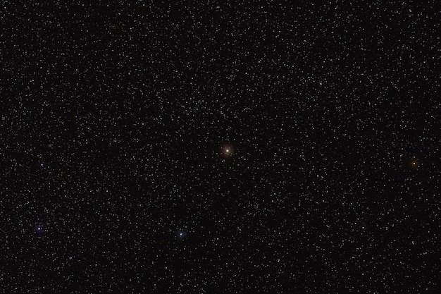 Molte stelle nel cielo notturno con Cebalrai luminoso che significa il cane del pastore - Beta Ophiuchi della costellazione di Ofiuco foto a lunga esposizione impilata.